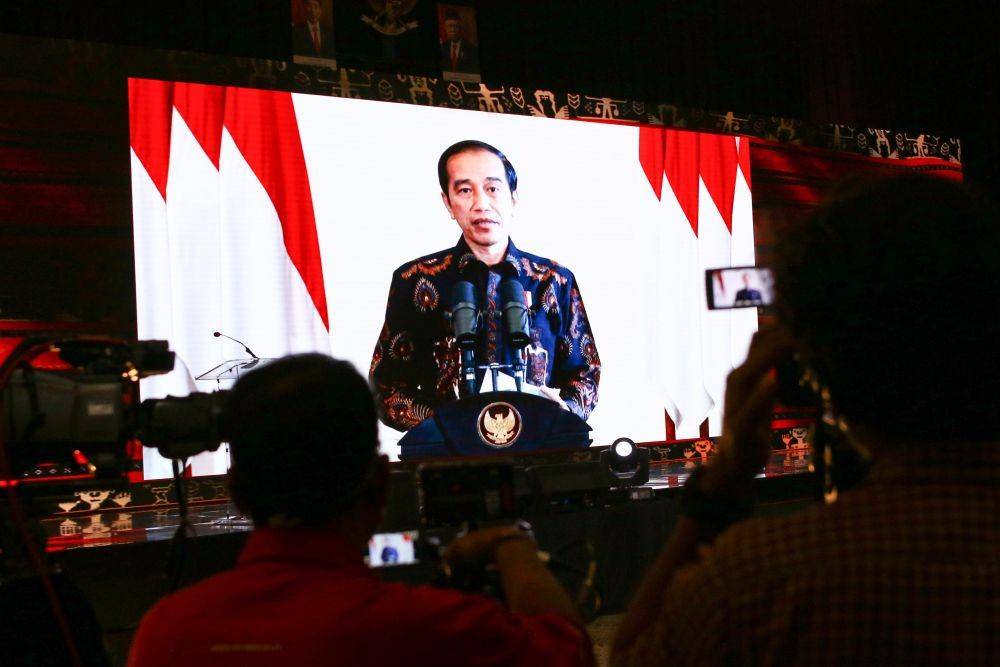 Layar menampilkan video sambutan Presiden Joko Widodo saat pertemuan tahunan OJK di Jakarta, Jumat (15/1/2021) (ANTARA FOTO/Rivan Awal Ringga)