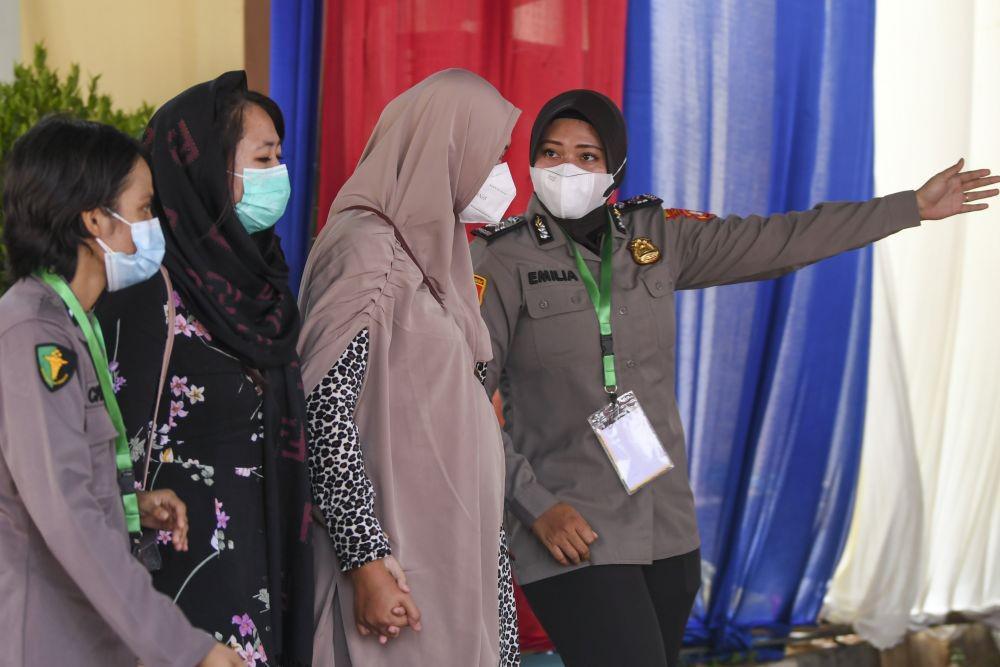 Keluarga penumpang pesawat Sriwijaya Air SJ 182 diarahkan petugas usai menyerahkan data ante mortem guna keperluan identifikasi di RS Polri, Jakarta, Senin (11/1/2021) (ANTARA FOTO/Galih Pradipta)