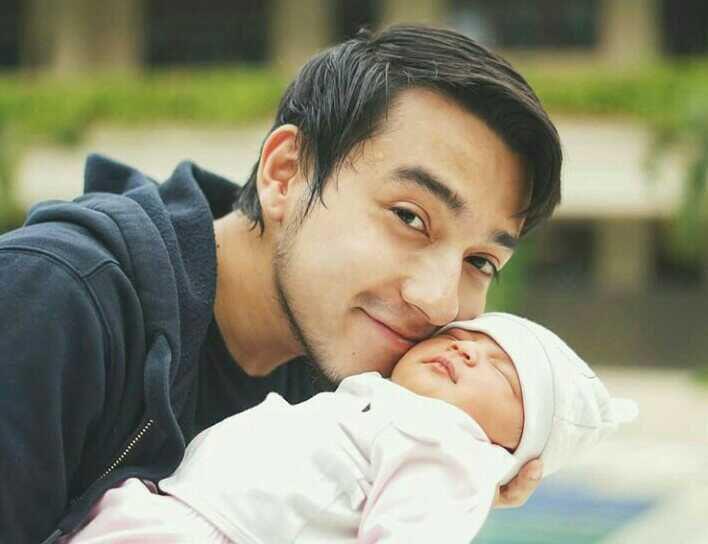 Belum Bisa Bertemu, 10 Potret Kedekatan Aliff Alli dan Sang Putri