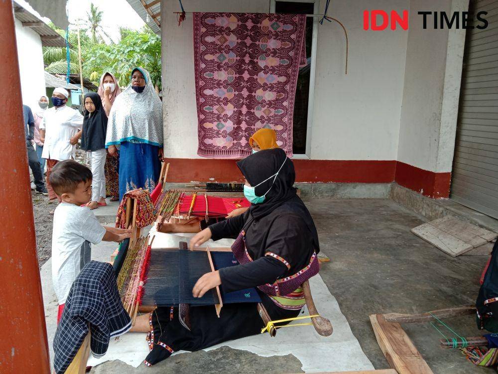 Prosen menenun kain di Lombok Desa Sukarare Lombok Tengah IDN Times/Ahmad Viqi Wahyu Rizki