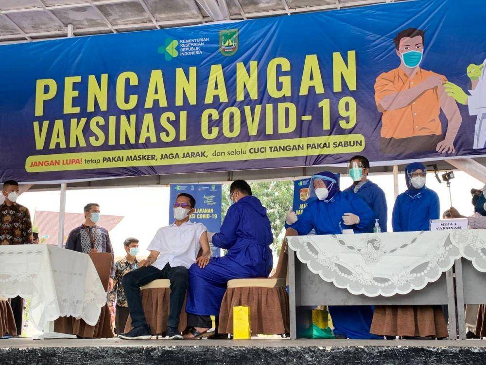 Wawako Batam, Amsakar Achmad Saat Vaksinasi Covid-19 (Margaretha Nainggolan/IDNtimes)