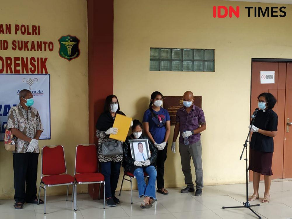 Keluarga Ricko Mahulette di RS Polri. Ricko salah satu korban jatuhnya pesawat Sriwijaya Air SJY 182 (IDN Times/Axel Jo Harianja)