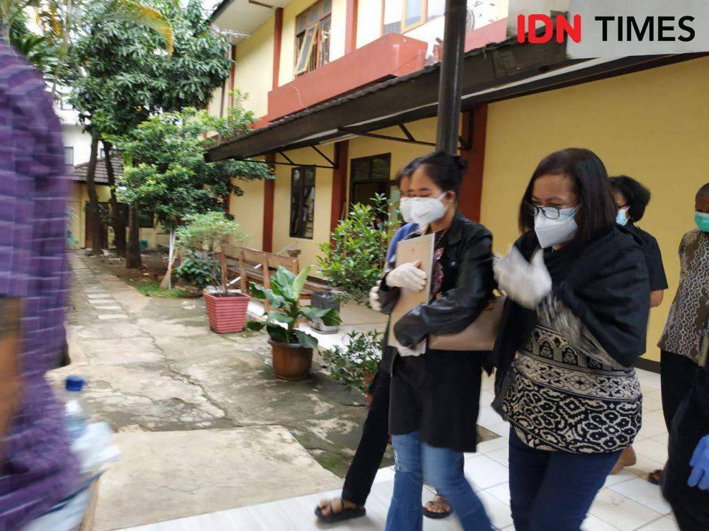 Keluarga Ricko Mahulette di RS Polri. Ricko salah satu korban jatuhnya pesawat Sriwijaya Air SJY 182 (IDN Times/Axel Jo Harianja)