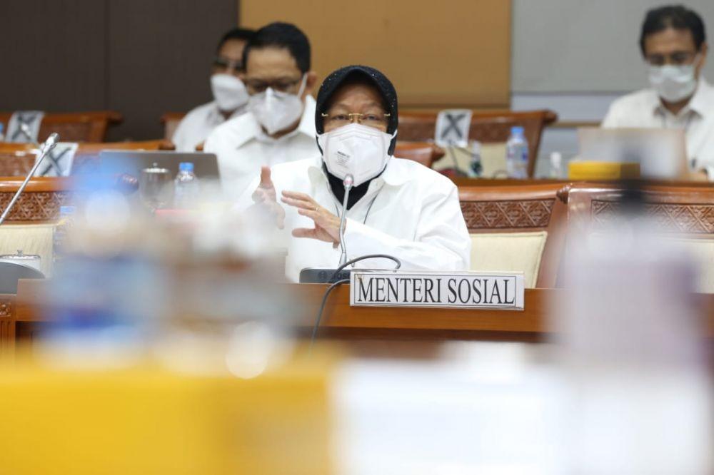 Risma Bangunkan Rumah untuk Penjual Tisu yang Viral
