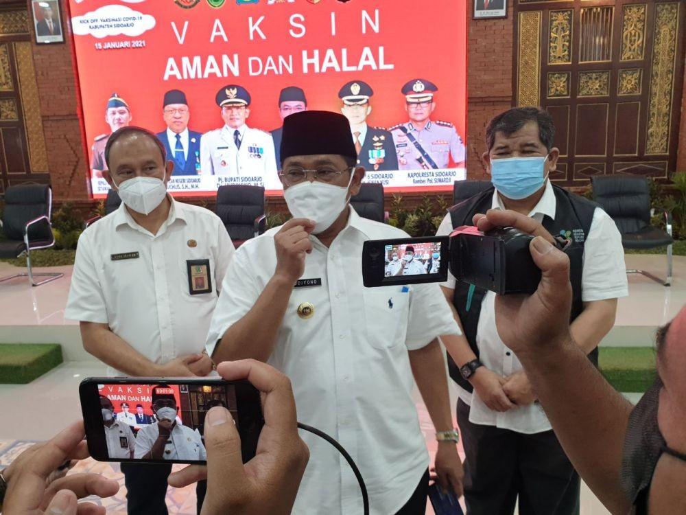 Pj Bupati Sidoarjo Hudiyono jadi orang pertama yang divaksin COVID-19 di Sidoarjo, Jumat (15/1/2021). IDN Times/ Dok istimewa