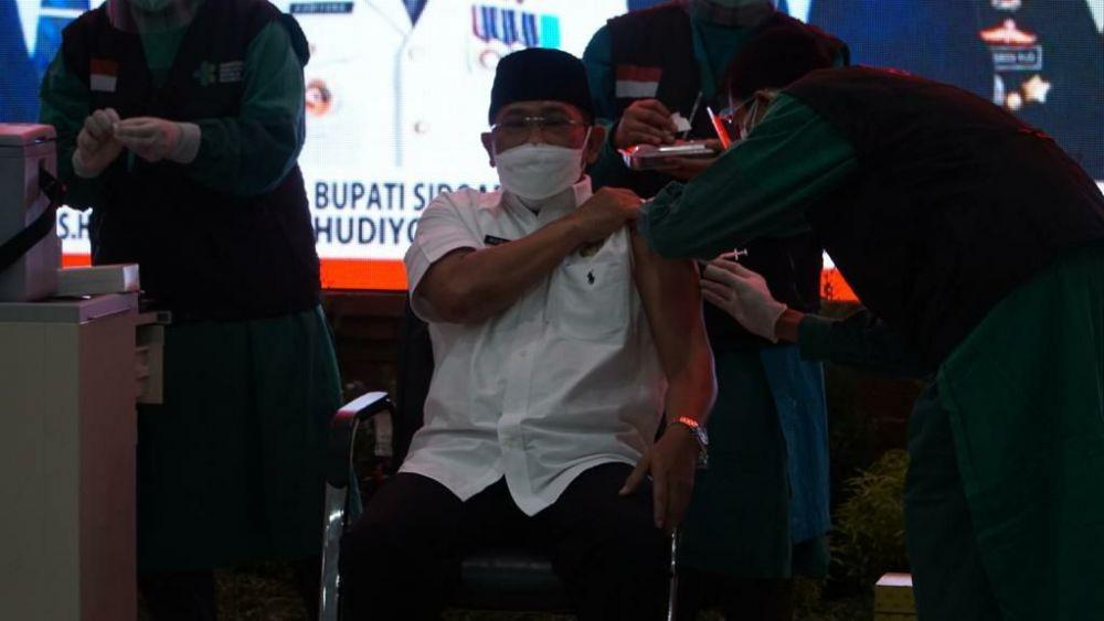 Pj Bupati Sidoarjo Hudiyono jadi orang pertama yang divaksin COVID-19 di Sidoarjo, Jumat (15/1/2021). IDN Times/ Dok istimewa