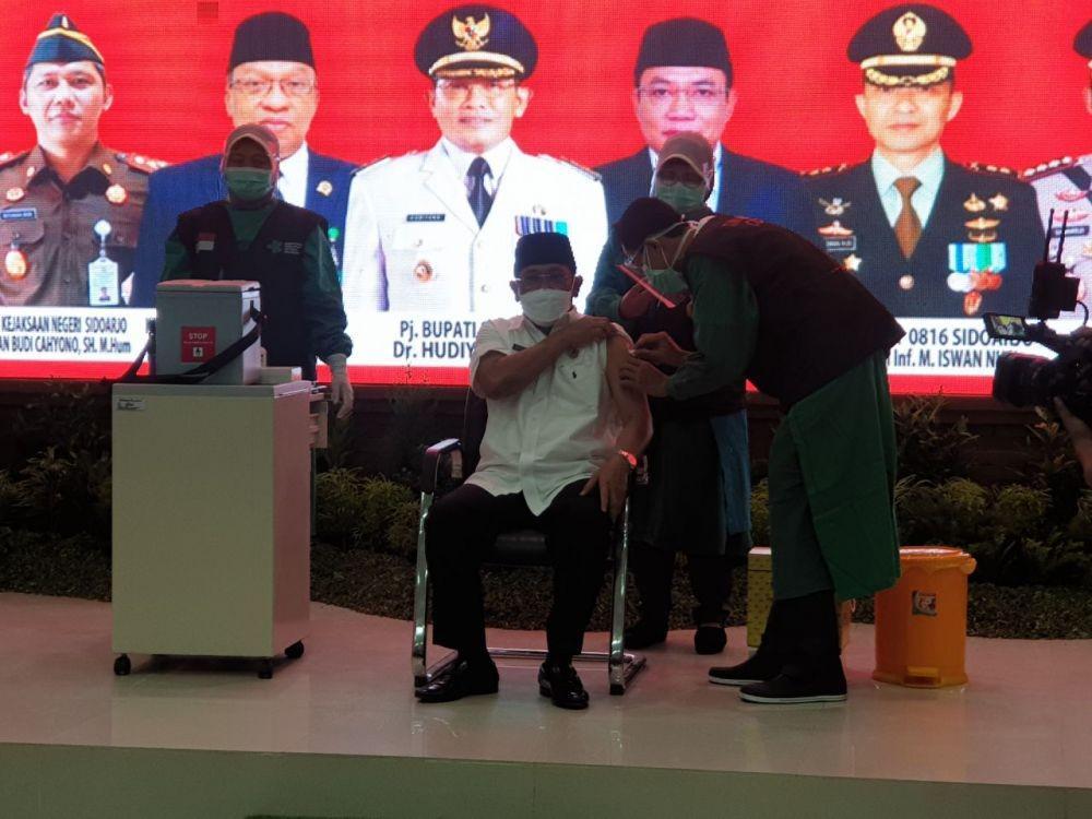 Pj Bupati Sidoarjo Hudiyono jadi orang pertama yang divaksin COVID-19 di Sidoarjo, Jumat (15/1/2021). IDN Times/ Dok istimewa