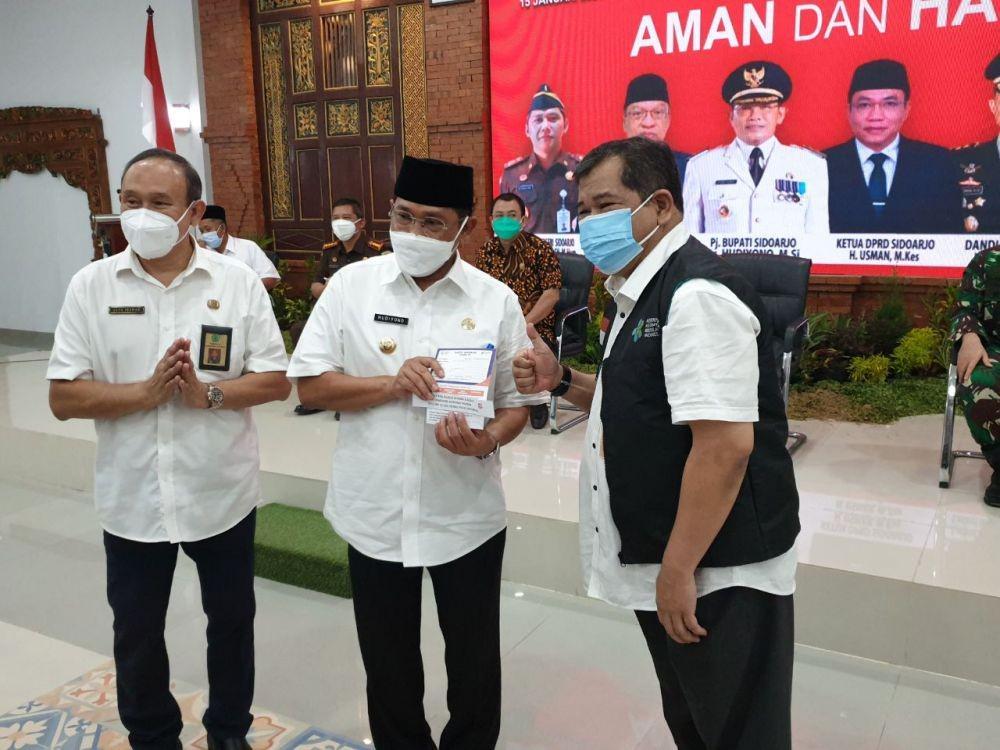 Pj Bupati Sidoarjo Hudiyono jadi orang pertama yang divaksin COVID-19 di Sidoarjo, Jumat (15/1/2021). IDN Times/ Dok istimewa