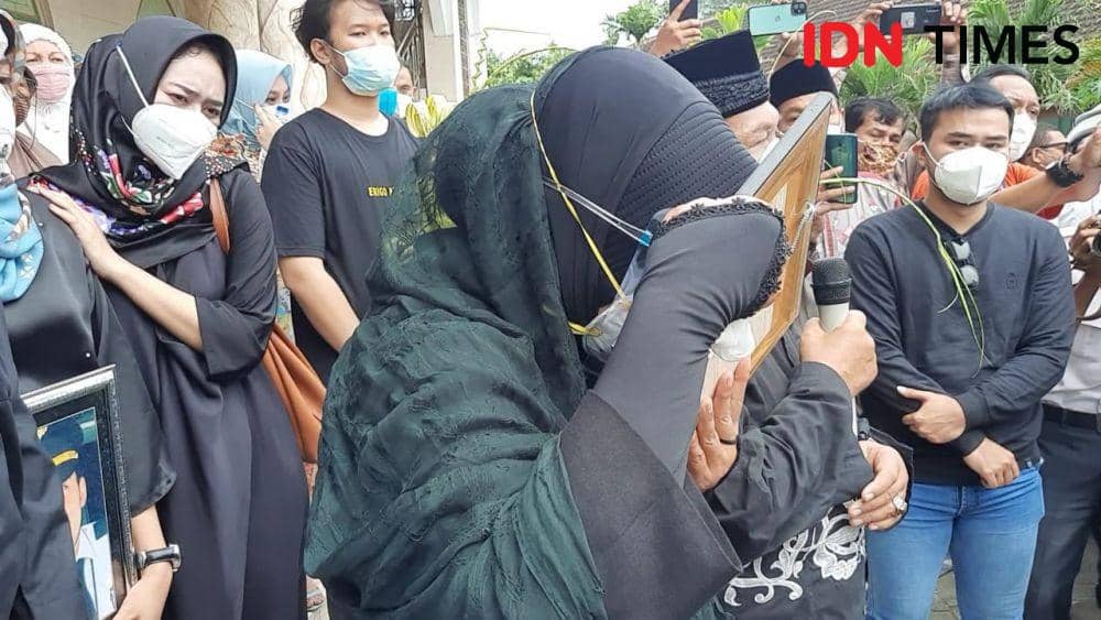 Berlinang Air Mata, Kecupan Terakhir Ninik untuk Fadly Satrianto