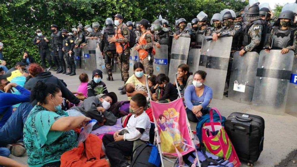 Migran Honduras tertahan pasukan keamanan Guatemala. (twitter.com/Todd Bensman)