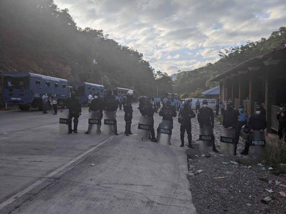 Pasukan keamanan Guatemala di perbatasan El Florido, berjaga di pos pemeriksaan jalur para migran. (twitter.com/Jeff Ernst)