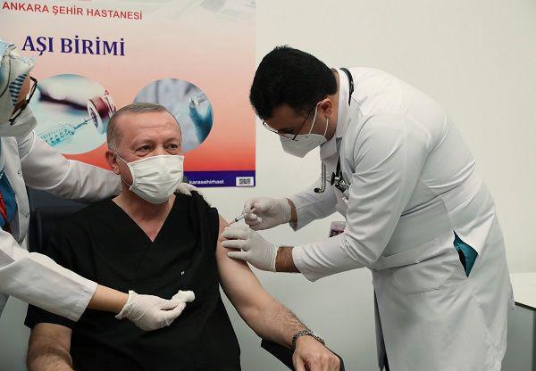 Proses pemberian vaksin COVID-19 terhadap Presiden Turki, Recep Tayyip Erdogan. (Twitter.com/RTErdogan)