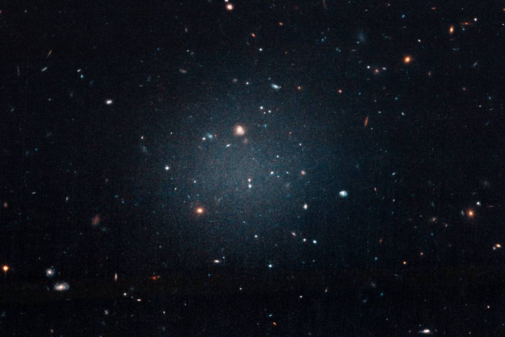 NGC 1052-DF2, galaksi yang seolah tak memiliki materi gelap. hubblesite.org