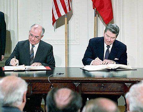 Foto Presiden AS Ronald Reagan dan pemimpin Soviet Mikhail Gorbachev sedang menandatangani Perjanjian Kekuatan Nuklir Jangka Menengah, pada 8 Desember 1987. Sumber:twitter.com/Mark Knoller