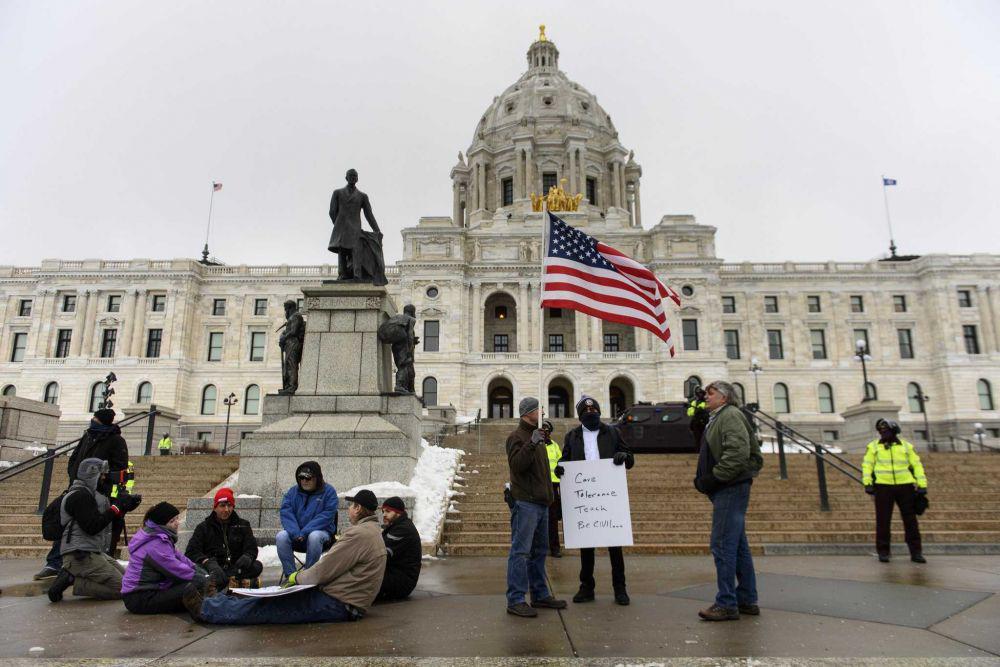 Segelintir demonstran pendukung Trump di Minnesota. (twitter.com/Aaron Lavinsky)