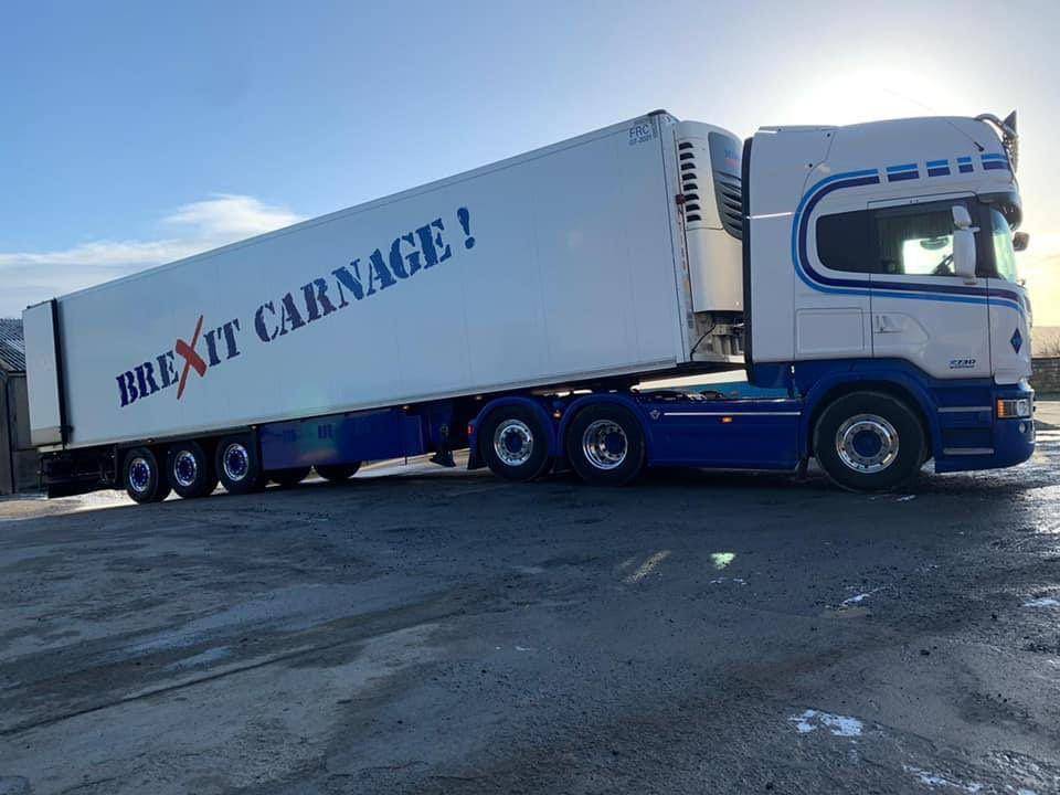 Truk makanan laut yang akan menuju gedung parlemen di London untuk melakukan protes atas birokrasi yang ditimbulkan Brexit. Sumber:twitter.com/Aileen Boughen