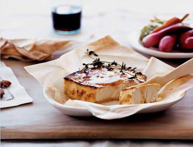 Manis dan Creamy, Inilah Resep Keju Feta Panggang dengan Saus Madu