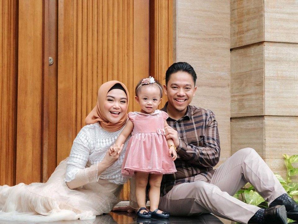 Jarang Disorot, 10 Potret Bahagia Keluarga Kecil Sheza Idris