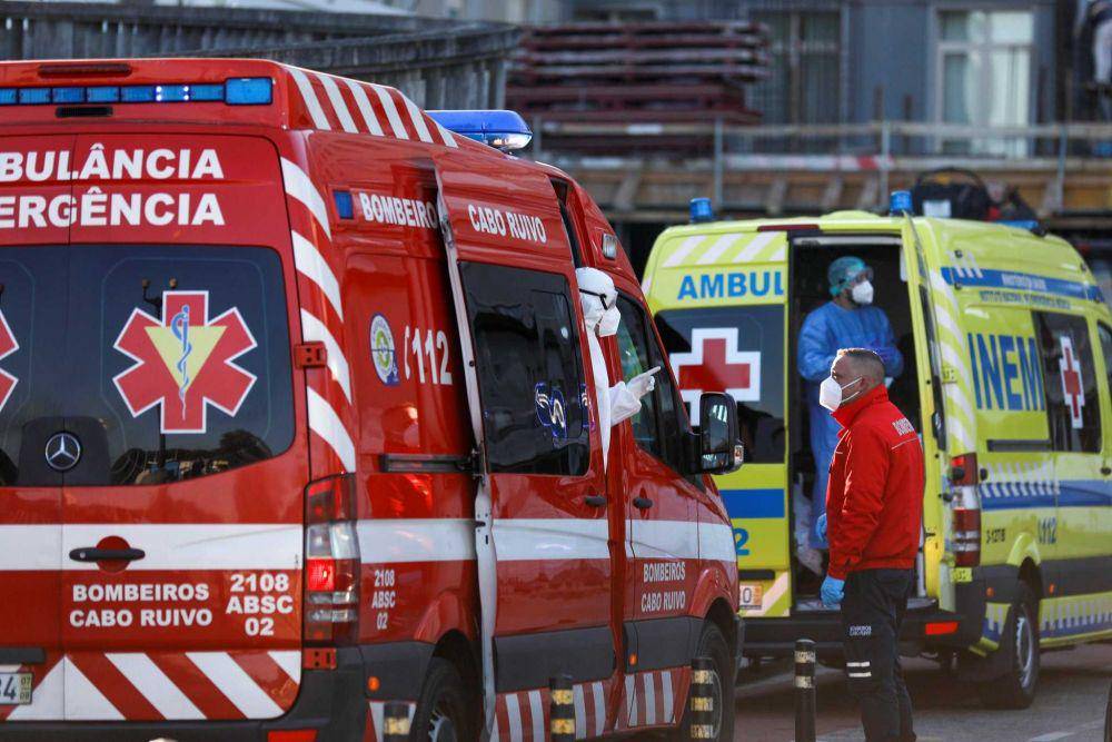 Antrean ambulans di depan sebuah rumah sakit Portugal. (Twitter.com/Catarina Demony)
