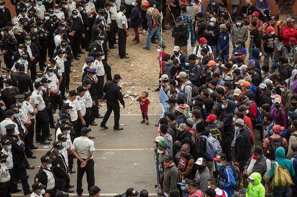 Ribuan migran dari Amerika Tengah tertahan di Guatemala untuk memasuki Amerika Serikat. (Twitter.com/estebanbiba)