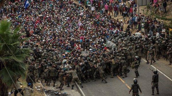 Ribuan migran dari Amerika Tengah tertahan di Guatemala untuk memasuki Amerika Serikat. (Twitter.com/mattiaswac)