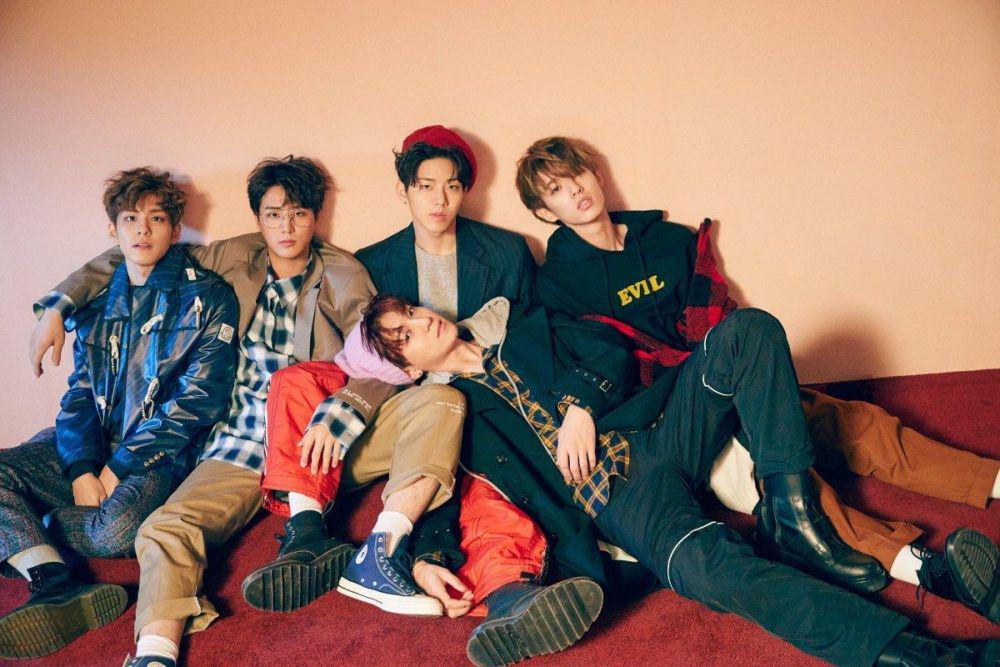 10 Ide Padu Padan Jaket dan Hoodie ala Member DAY6, Simpel Abis!
