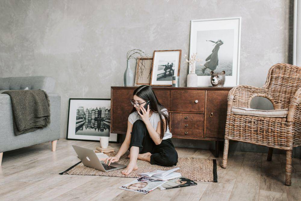 ilustrasi menghubungi layanan penyedia internet (pexels.com/Vlada Karpovich)