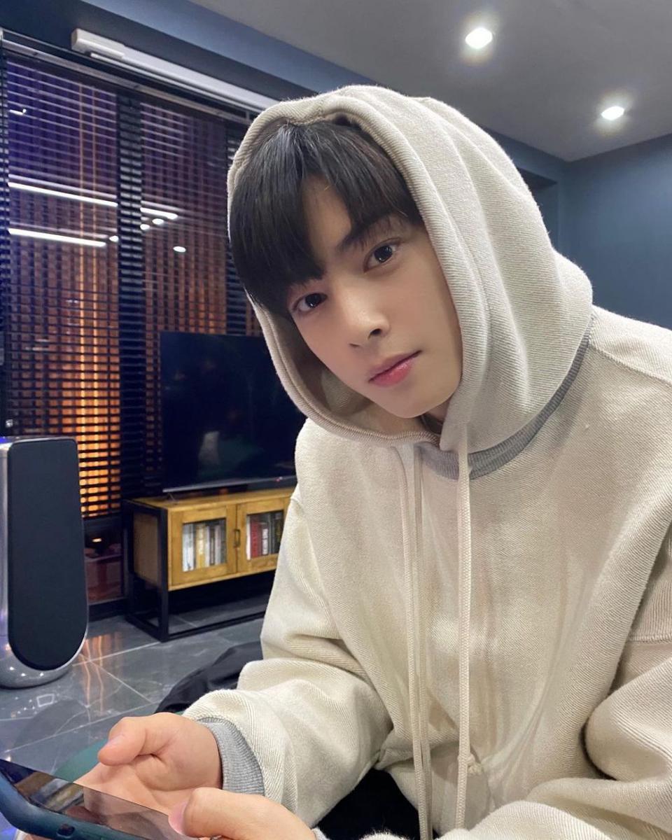 instagram.com/eunwo.o_c