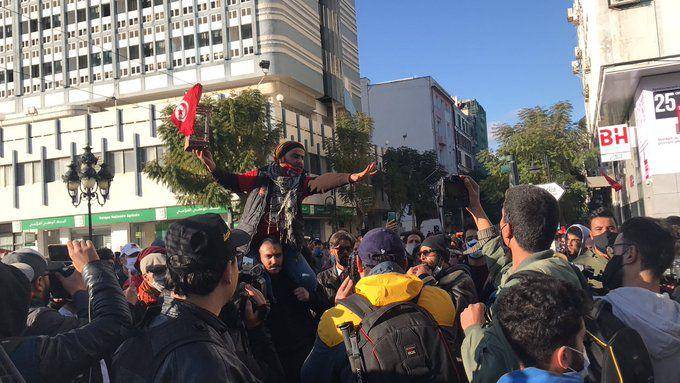 Para demonstran Tunisia yang melakukan protes di jalan Bourguiba di ibu kota Tunis pada Selasa, 19 Januari.sumber:twitter.com/Ghaya Ben Mbarek غاية بن مبارك