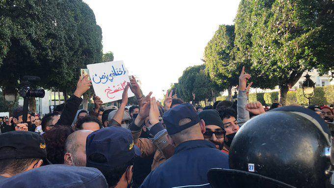 Para warga Tunisia yang melakukan unjuk rasa karena tidak puas dengan kondisi Tunisia. Sumber:twitter.com/ Ghaya Ben Mbarek غاية بن مبارك