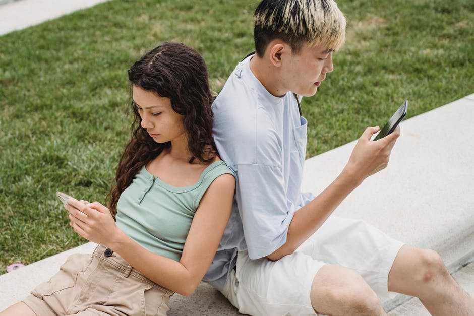 5 Tanda yang Tunjukkan kalau Pasanganmu akan Selingkuh Lagi