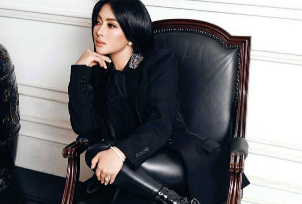 9 Potret Cetar Syahrini dalam Balutan Outfit Hitam, Fashionable!