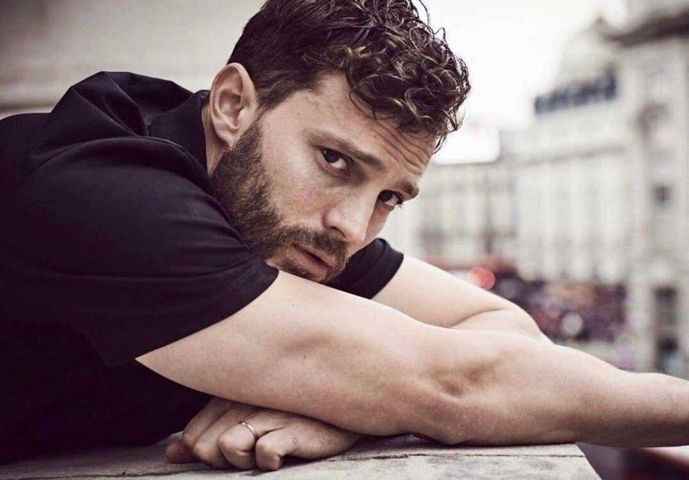 Sukses Jadi Aktor Hot, 11 Potret Gagah Jamie Dornan yang Bikin Meleleh