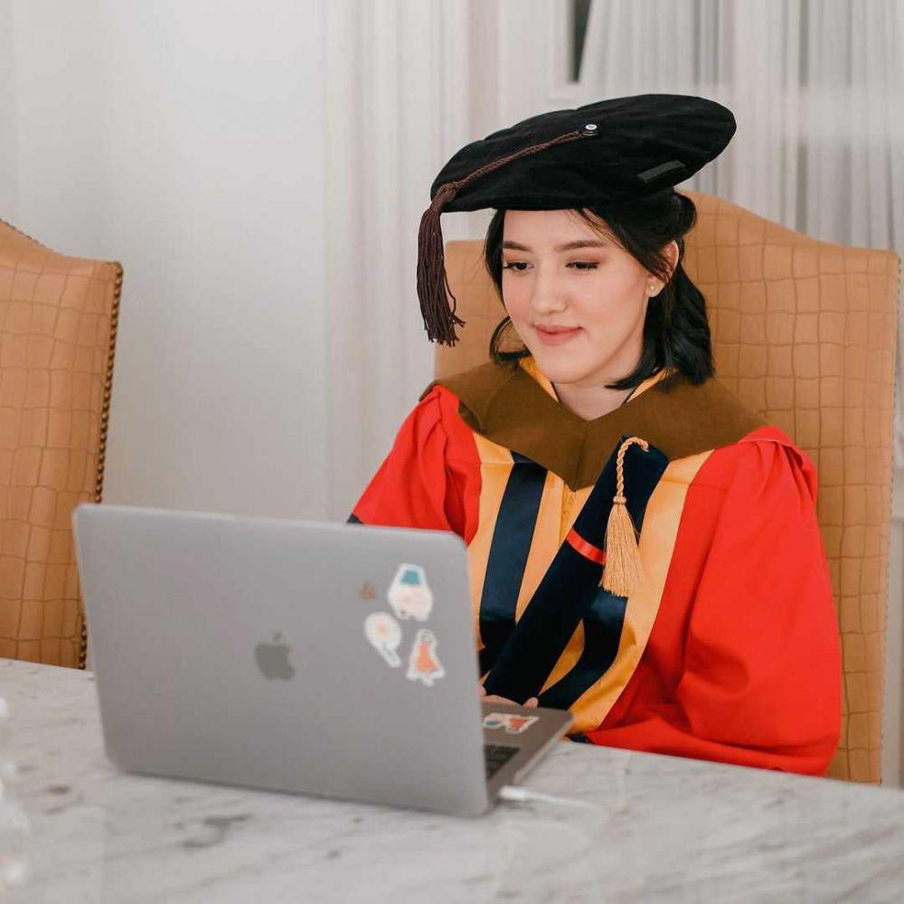 10 Potret Menawan Ify Alissa, Cucu Farida Pasha yang Telah Diwisuda