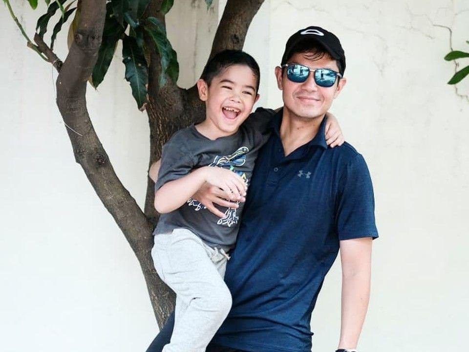 10 Potret Kompak Dude Harlino dan Putra Sulungnya, bak Kakak Adik!