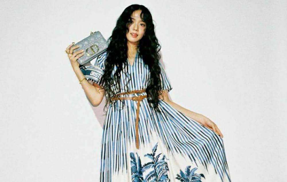 9 Potret Elegan Jisoo BLACKPINK dengan Gaya Rambut Bergelombang