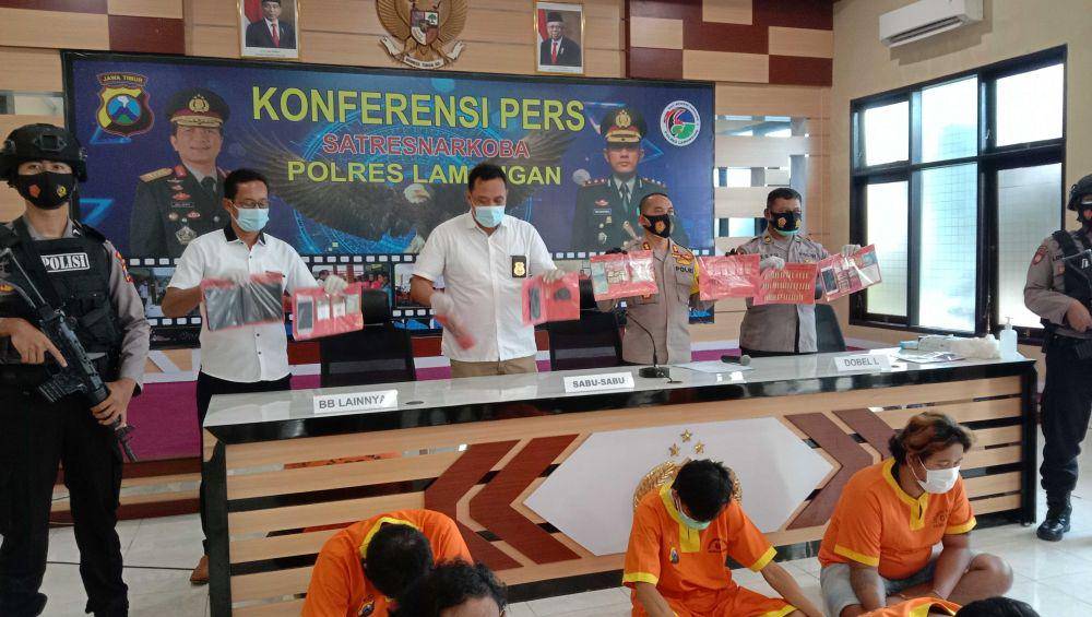 Polisi menunjukkan BB narkoba. Dok. Humas Polres