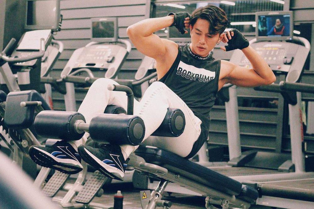 Bikin Panas Dingin, 10 Pesona Rafael Tan saat Asyik Fitness