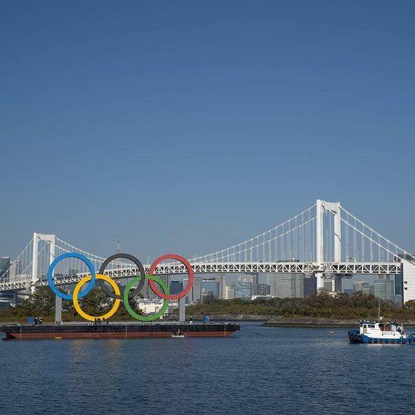 Sebuah logo Olimpiade terpasang di kota Tokyo, Jepang. (Instagram.com/tokyo2020)