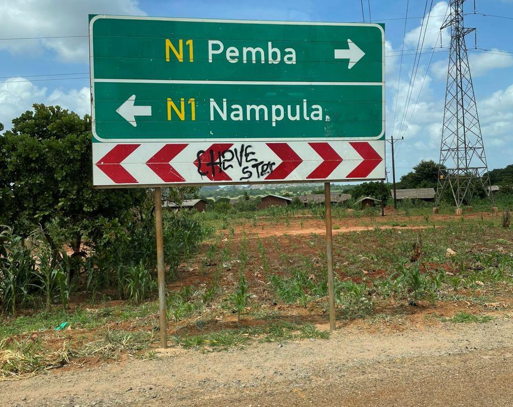 Petunjuk arah di Provinsi Cabo Delgado, Mozambik. twitter.com/AlexPasta/