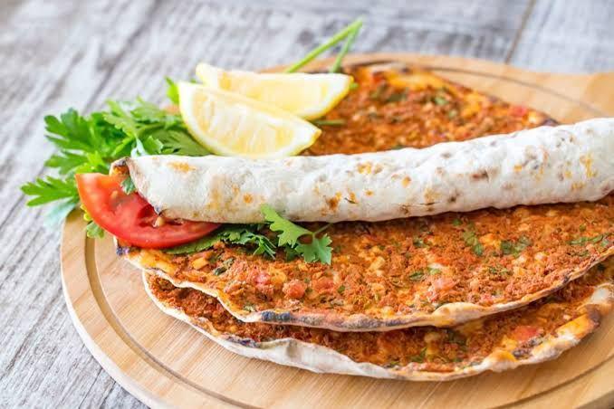 Resep Lahmacun Khas Turki, Roti Tipis Bertopping yang Mirip Pizza
