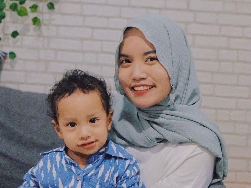 10 Potret Gemas Sheo, Anak Selebgram Dorippu yang Berambut Keriting