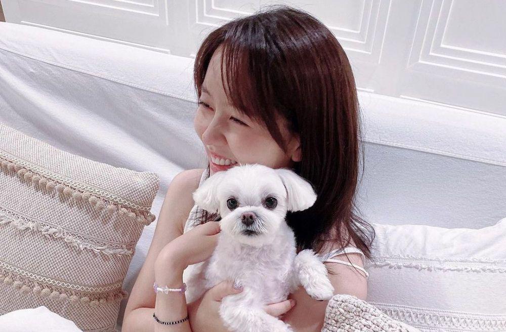 10 Potret Ceria Kim So Hyun Bersama Anjing Peliharaan, Gemas Banget!