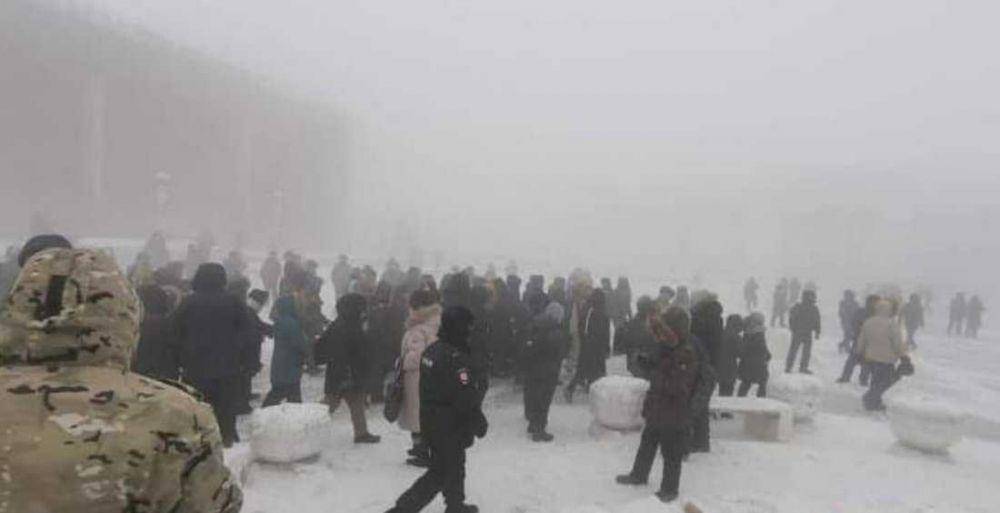 Salah satu demonstrasi menuntut pembebasan Alexei Navalny di Yakutsk dengan suhu minus 50 Celsius. (Twitter.com/Kate de Pury)