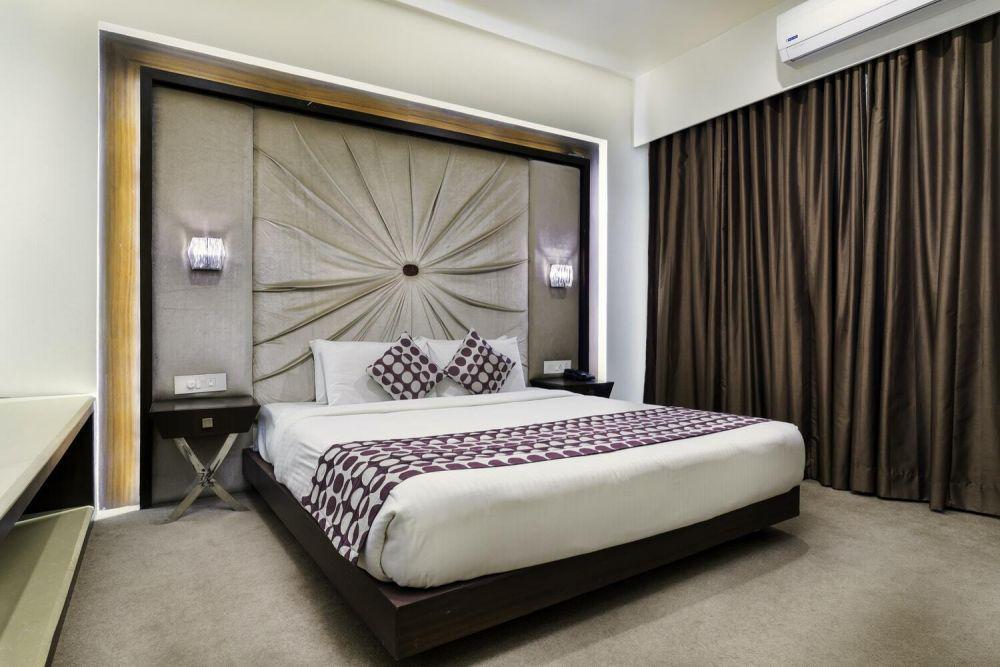 7 Fakta Unik Mengapa Gak Ada Jam Dinding dan Guling di Kamar Hotel