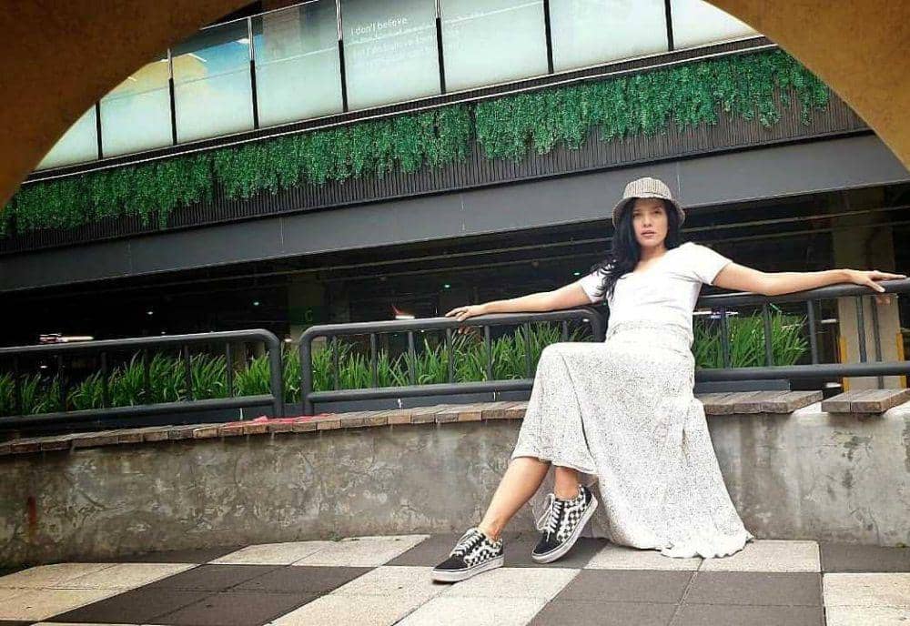 Sudah Tunangan, 9 Potret Memesona Kurnia Asmawati yang Bikin Pangling