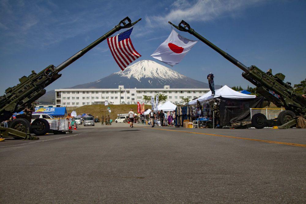 Bendera AS dan Jepang yang berada tepat di depan Gunung Fuji. twitter.com/DeptofDefense