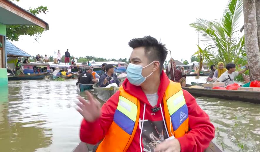 9 Momen Baim Wong Bagikan Sembako untuk Korban Banjir di Kalsel