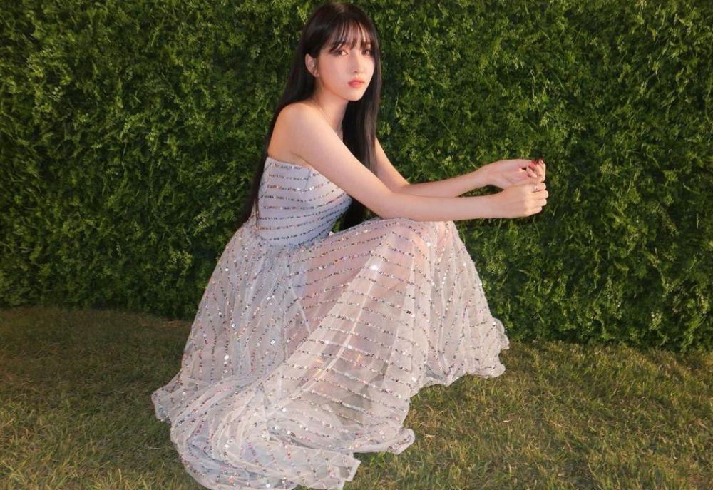 9 Potret Sowon GFriend Kenakan Outfit Serba Putih
