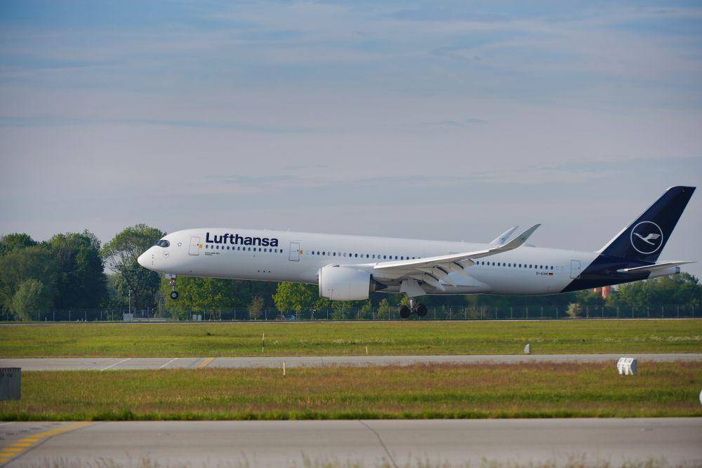 Pesawat Lufthansa di Bandara Tegel Berlin. twitter.com/lufthansaNews/